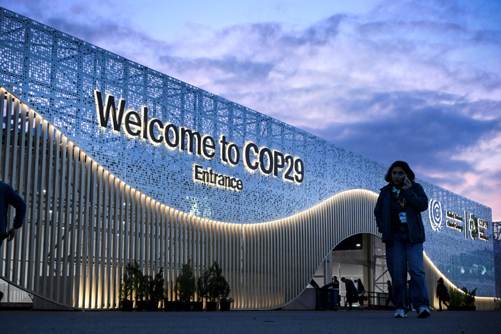 <span class="caps">COP29</span> : les plus riches vont-ils enfin payer leur dette climatique<small class="fine d-inline"> </small>?