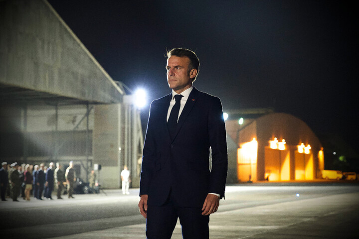 «<small class="fine d-inline"> </small>Emmanuel Macron se maintient au pouvoir en niant la démocratie<small class="fine d-inline"> </small>»