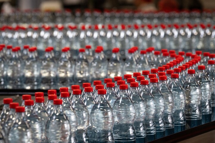 Le retour du plastique à usage unique en débat au Sénat