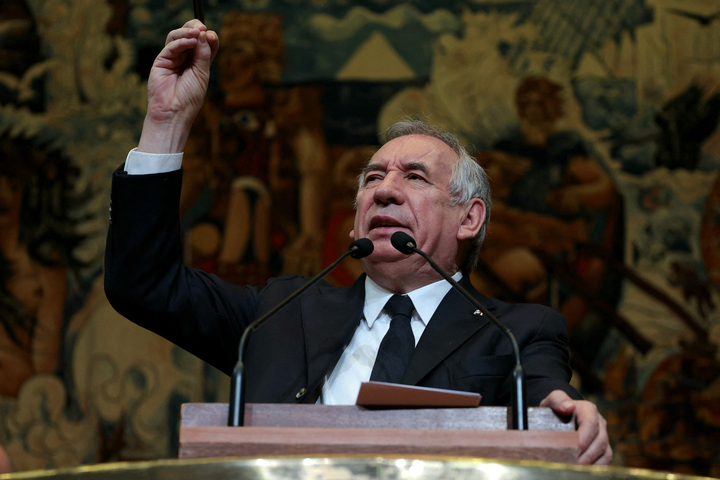 Aveugle au changement climatique, Bayrou appelle à prendre l'avion