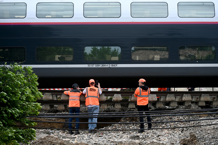 Un <span class="caps">TGV</span> au-dessus du vide, symbole d'un réseau ferré vulnérable aux intempéries
