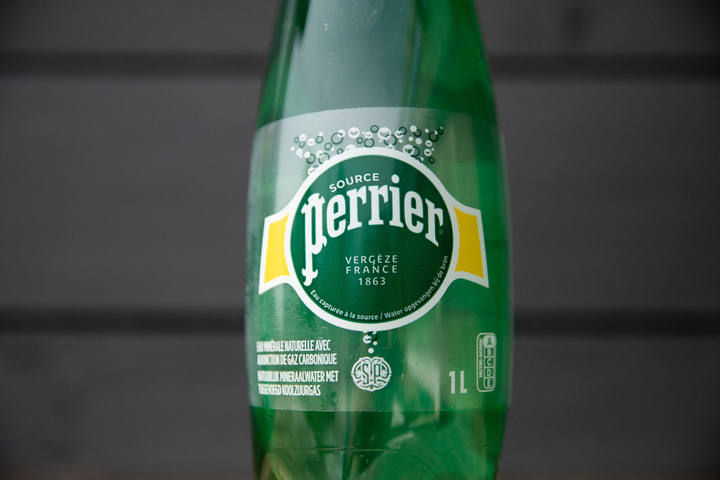 Perrier : environ 4 millions de bouteilles bloquées par les autorités sanitaires