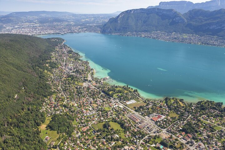 Le lac d'Annecy pollué par l'abrasion des pneus de voitures