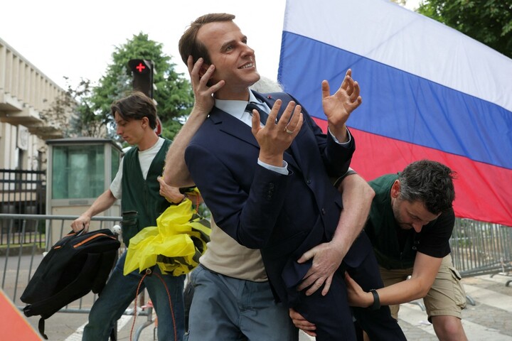 Trois nuits en cellule pour «<small class="fine d-inline"> </small>l'emprunt<small class="fine d-inline"> </small>» de la statue de cire d'Emmanuel Macron