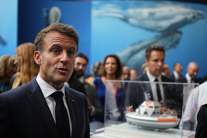 Sommet sur les océans : Macron boit la tasse