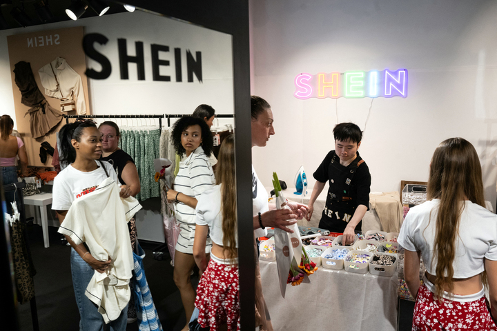 Pourquoi la loi contre la fast-fashion a pris (beaucoup) de retard 