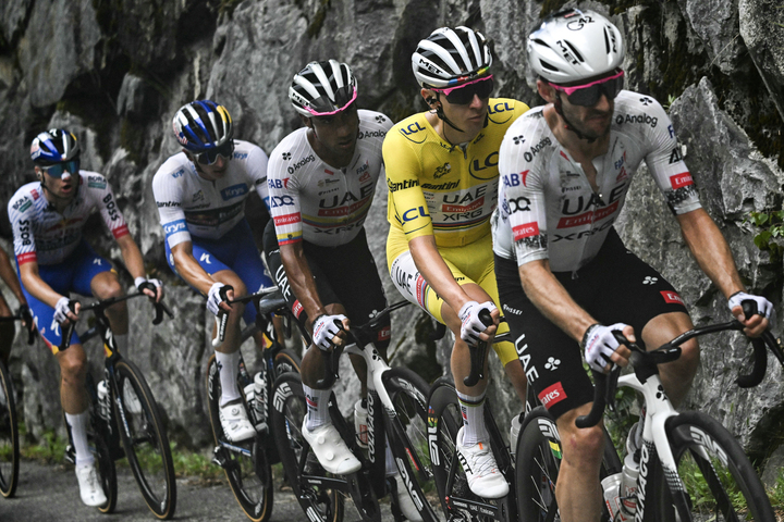 «<small class="fine d-inline"> </small>Et si on interdisait les pubs climaticides au Tour de France<small class="fine d-inline"> </small>?<small class="fine d-inline"> </small>» 