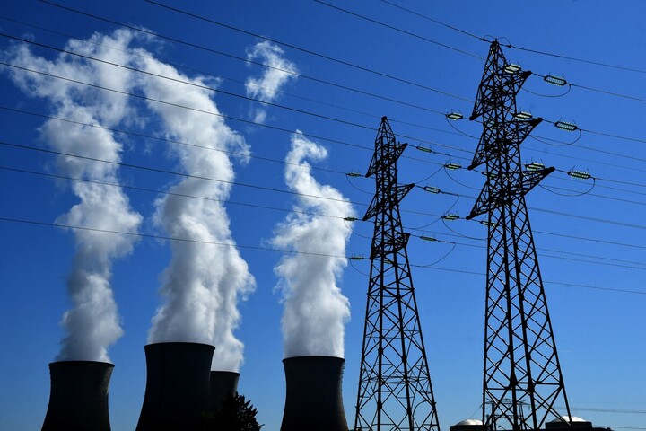 Plus de nucléaire, moins de renouvelables : la stratégie énergétique de la France signe la victoire des lobbies
