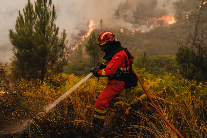 Deux pompiers tués dans les incendies en Espagne et au Portugal