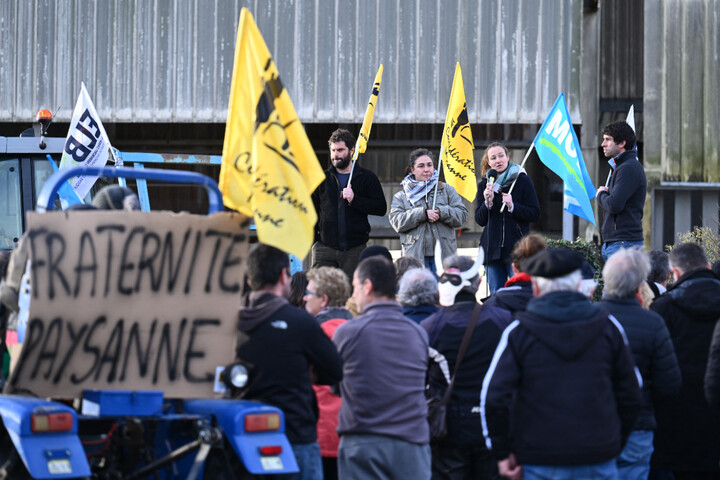 Symbole du libre-échange, le port de Bayonne bloqué par des agriculteurs