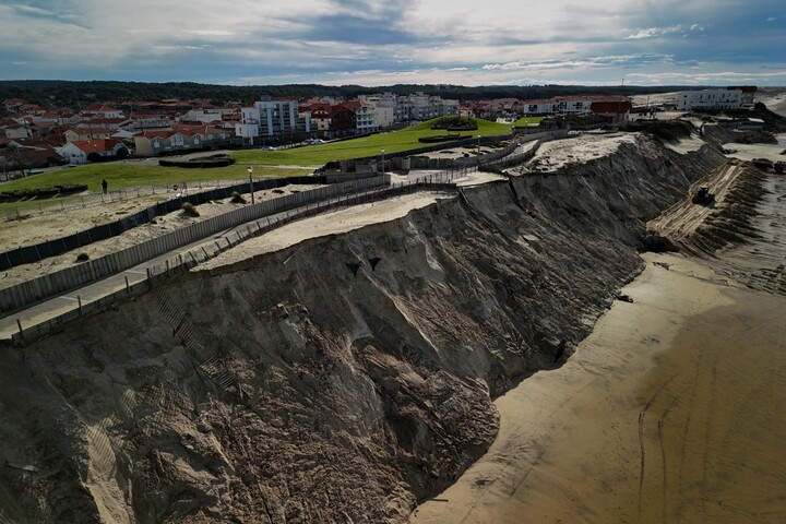 Montée des eaux : les mairies rechignent à rendre le front de mer à la nature