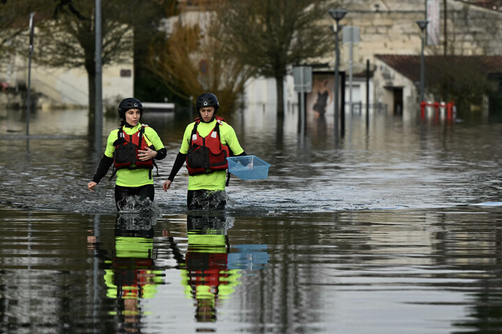 Inondations : «<small class="fine d-inline"> </small>Même si la décrue a commencé, de nombreuses digues restent fragiles<small class="fine d-inline"> </small>»