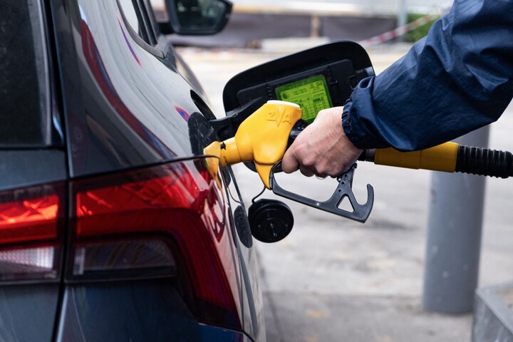 Prix à la pompe : pour amortir la hausse, une solution sociale et écologique existe