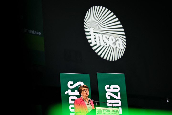 Contre l'avis de ses agents, le directeur de l'<span class="caps">OFB</span> se rend au grand raout de la <span class="caps">FNSEA</span>