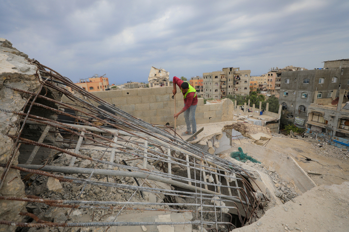 «<small class="fine d-inline"> </small>Nous avons déblayé des rues entières avec des balais<small class="fine d-inline"> </small>» : à Gaza, les Palestiniens s'entraident pour reconstruire
