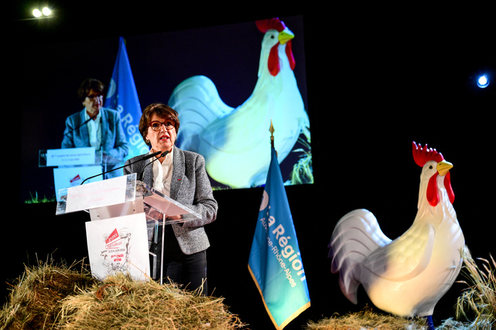 La ministre de l'Agriculture «<small class="fine d-inline"> </small><span class="caps">VRP</span><small class="fine d-inline"> </small>» de pesticides interdits