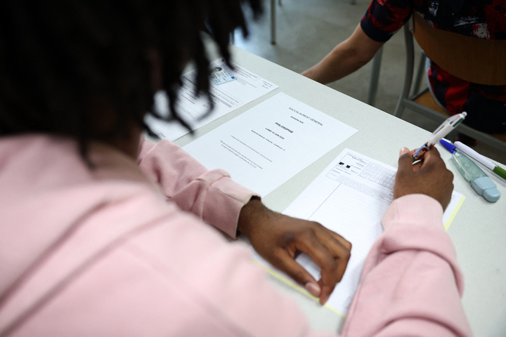 «<small class="fine d-inline"> </small>On joue notre avenir et tout le monde s'en fiche<small class="fine d-inline"> </small>» : les lycéens étouffent pendant le bac