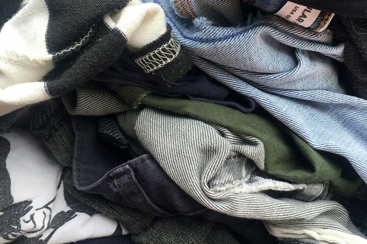Notre trop-plein de vêtements fait déborder les bennes de collecte