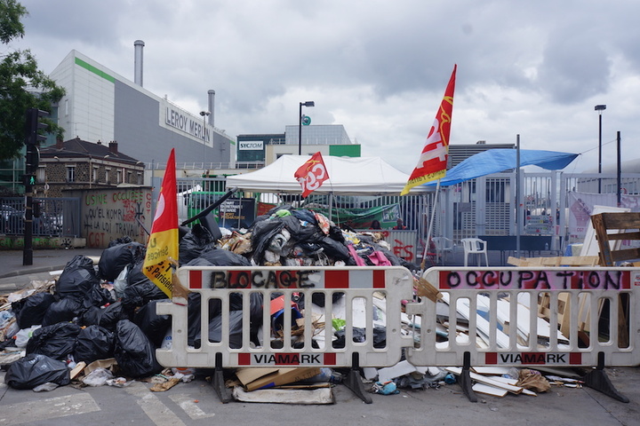 Devant l'incinérateur d'Ivry, les éboueurs en grève révèlent notre dépendance aux déchets