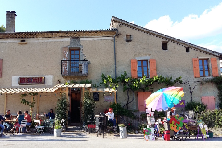 Dans le rural lointain, un lieu de joie et de vie. Mais le Bocal va fermer...