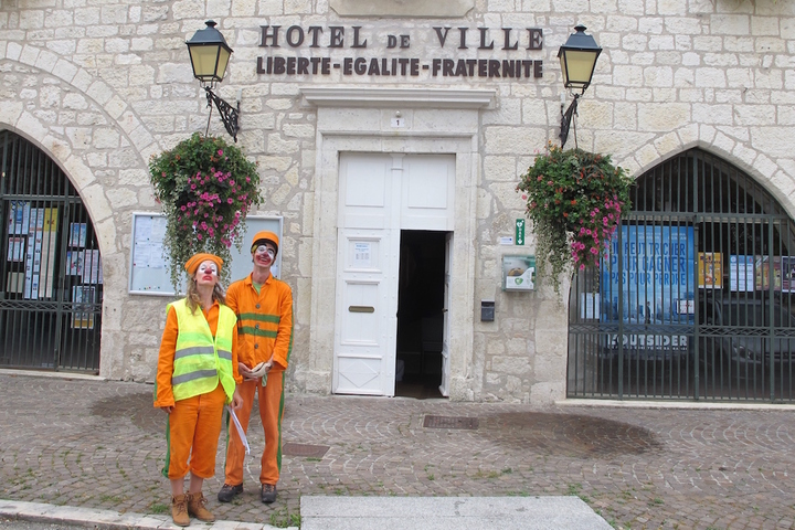 Dans le Lot, les clowns cultivent le bonheur communal brut