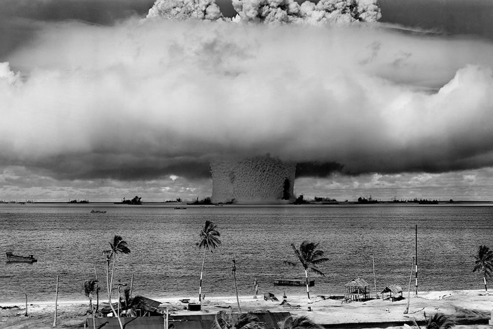 Sortir du nucléaire implique d'abandonner la bombe