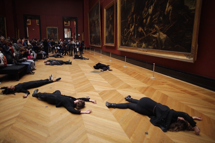 Le Louvre bloqué par des art-activistes dénonçant le partenariat avec Total