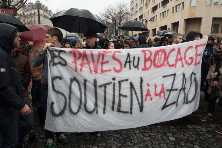 À Belleville, dans le métro, à Tolbiac… à Paris, la «<small class="fine d-inline"> </small>Zad est lumière<small class="fine d-inline"> </small>»