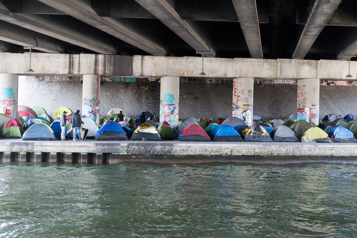 À Paris, la vie sans rêve du camp de 1.500 exilés