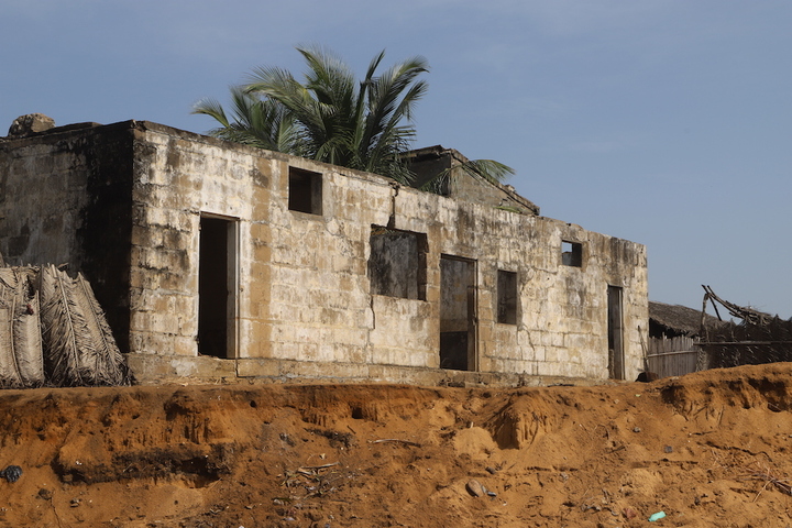 En Côte d'Ivoire, la montée des eaux engloutit peu à peu le village de pêcheurs de Lahou-Kpanda