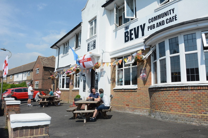 En sauvant leurs pubs, les Anglais font revivre leurs villages