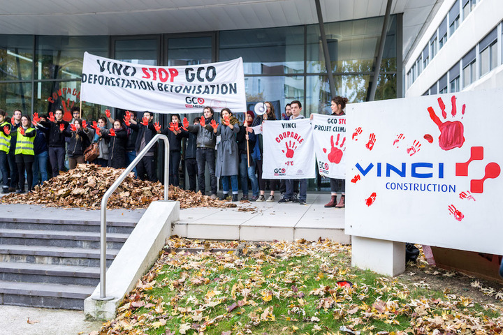 Les opposants au projet <span class="caps">GCO</span> ont manifesté chez Vinci et au ministère des Transports
