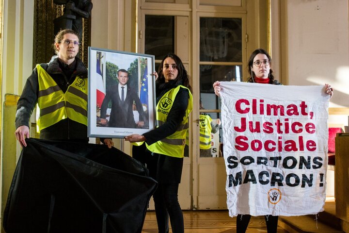 Quatre portraits du président Macron emportés par des activistes climatiques