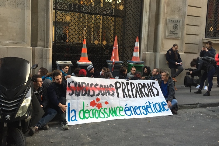 Devant la Caisse des dépôts, des étudiants appellent à la «<small class="fine d-inline"> </small>décroissance énergétique<small class="fine d-inline"> </small>»
