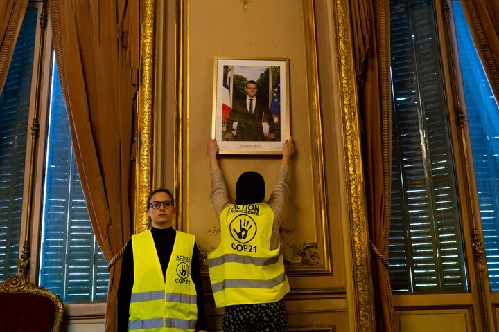Un 32<sup class="typo_exposants">e</sup> portrait d'Emmanuel Macron décroché à Paris 
