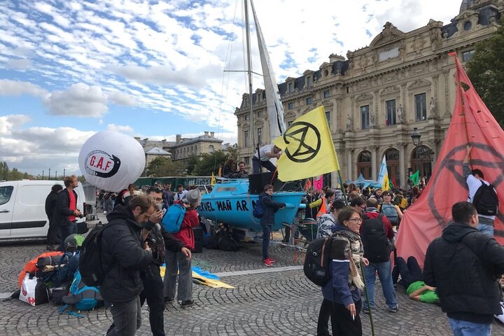 Les activistes de Extinction Rebellion bloquent le centre de Paris
