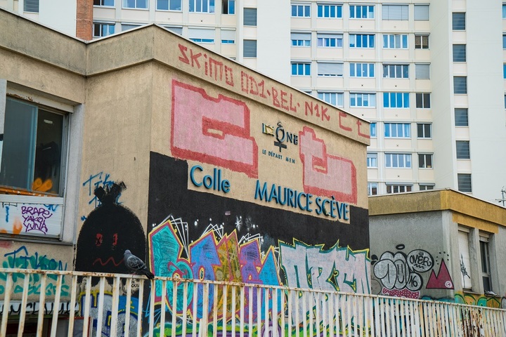 Froid, insalubre et désolé : le quotidien de 450 jeunes exilés dans un collège lyonnais