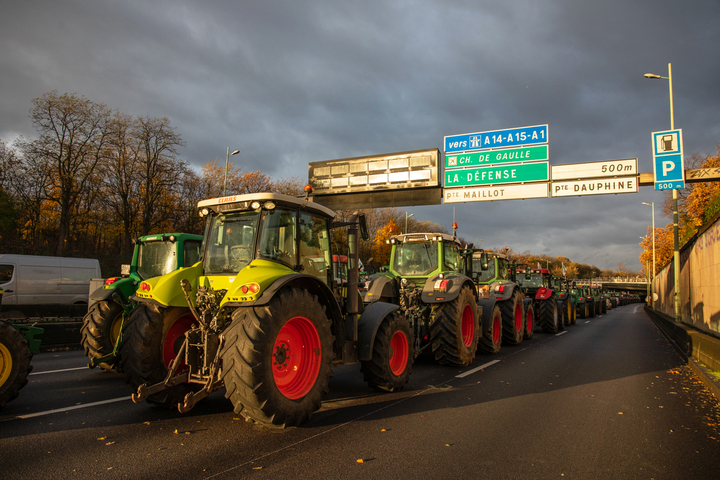 Agriculteurs en péril : un millier de tracteurs ont bloqué le périphérique parisien