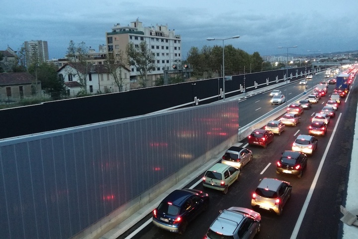 Paris bonne élève, Marseille dans le rouge : que font les villes françaises contre la pollution de l'air<small class="fine d-inline"> </small>?