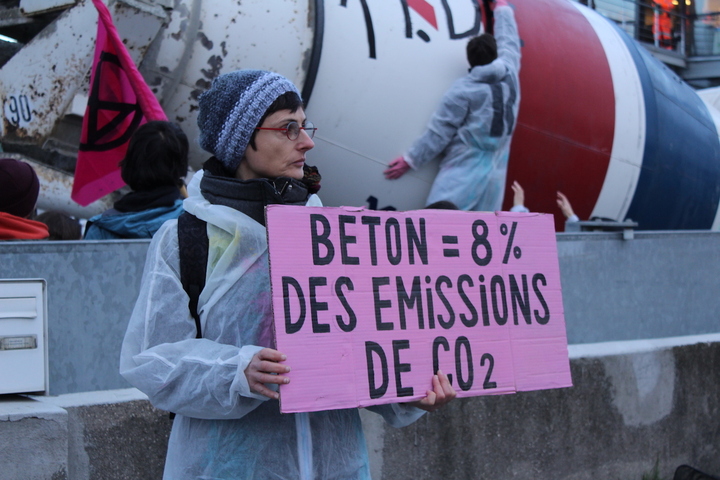 Les militants de <span class="caps">XR</span> bloquent un dépôt logistique du secteur du <span class="caps">BTP</span> à Paris