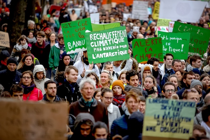 Ce week-end, à Paris, des milliers de personnes mobilisées pour le climat et la liberté