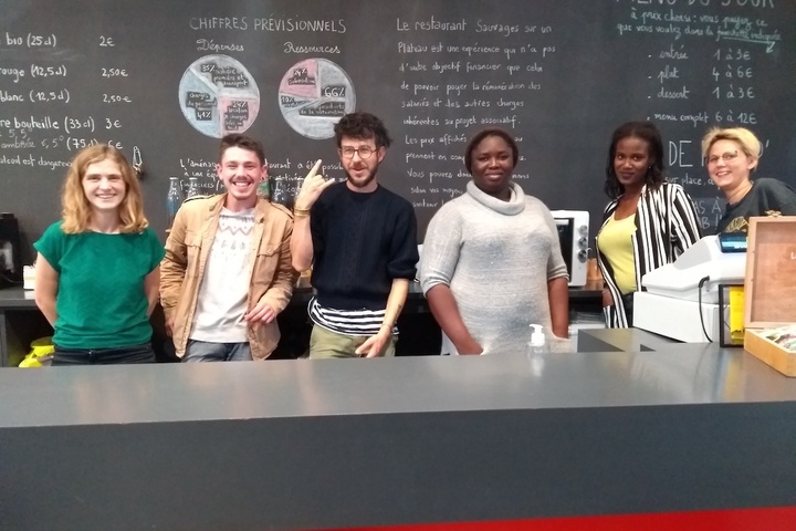 Café autogéré, voiliers solidaires... Rencontre avec les Sauvages de Caen