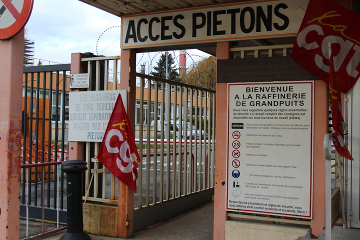Fermeture de la raffinerie de Grandpuits : salariés et écolos manifestent devant Total