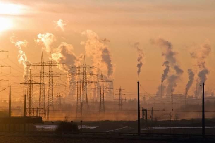 15<small class="fine d-inline"> </small>% des décès du Covid-19 attribuables à la pollution de l'air, selon une étude internationale