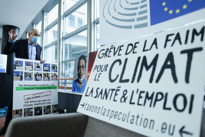 Des dizaines de grévistes de la faim réclament une taxe écologique