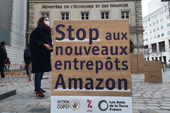 À Bercy, une action militante pour dire «<small class="fine d-inline"> </small>stop à Amazon<small class="fine d-inline"> </small>»
