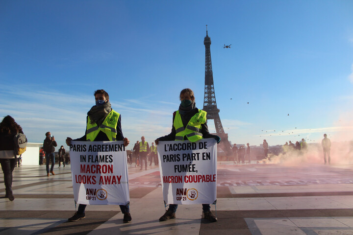 «<small class="fine d-inline"> </small>L'Accord de Paris est en feu<small class="fine d-inline"> </small>» : action d'<span class="caps">ANV</span> <span class="caps">COP</span>-21 contre l'inaction climatique de la France