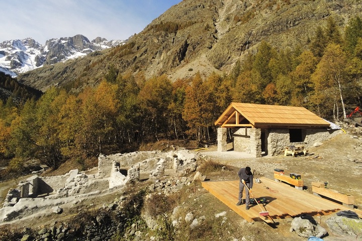 Dans les Alpes, des professionnels renouent avec le savoir-faire de l'écoconstruction