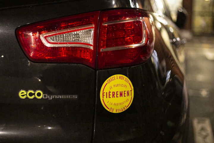 À Paris, des autocollants contre les <span class="caps">SUV</span>