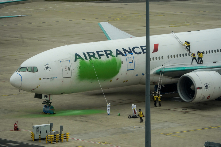 Avion repeint en vert : les militants de Greenpeace condamnés